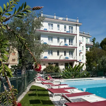 Отель Garden 3*