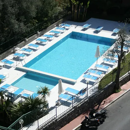 Отель Garden 3*